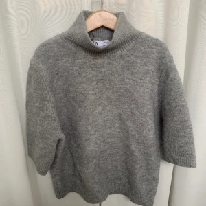 Stickad Tröja - Jätte fin stickad tröja som tyvärr bara ligger i garderoben! Nästan aldrig använd så det är nyskick på den💕