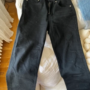 Svarta croppade jeans från Arket - Jättebra längd på mig som är 160 cm, då de är croppade. Men lite för små för mig idag.  Storlek 36 Hög midja