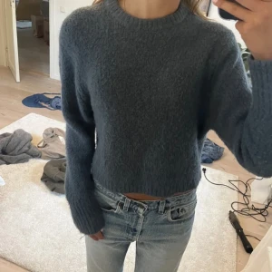 Zara stickad tröja - Superfin grå/blå stickad tröja från ZARA. Köpt här på plick och säljs då den var lite för liten på mig. Passar xs-s. Köpt för 250kr, helt oanvänd💓(lånade bilder). Klicka på köp nu!💗