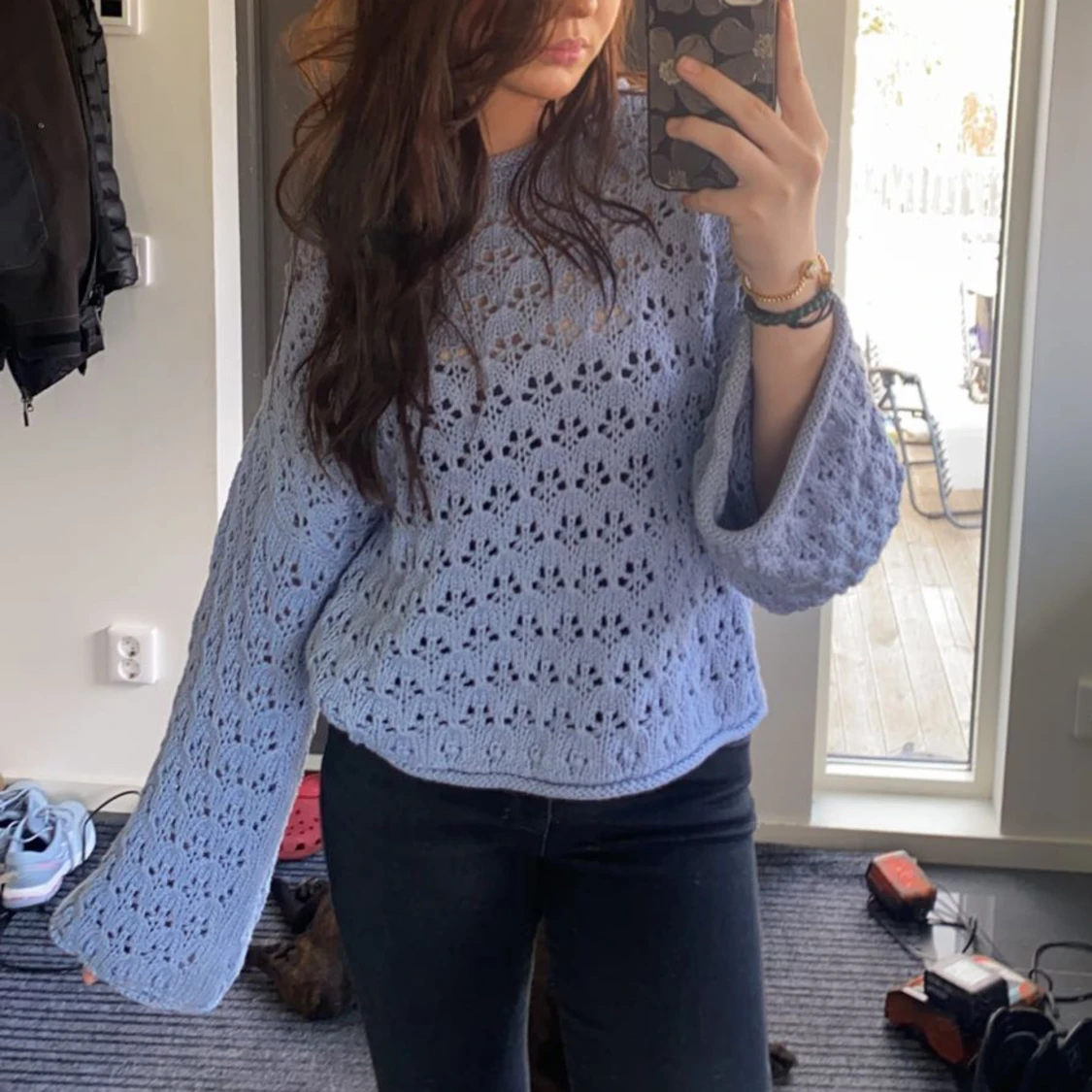 Stickad tröja med hål