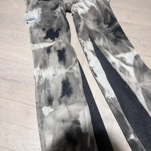 Blekta jeans - Jättecoola unika blekta jeans. Innebenslängden är 81cm och midjan är 63 cm, så typ storlek 34.🤍