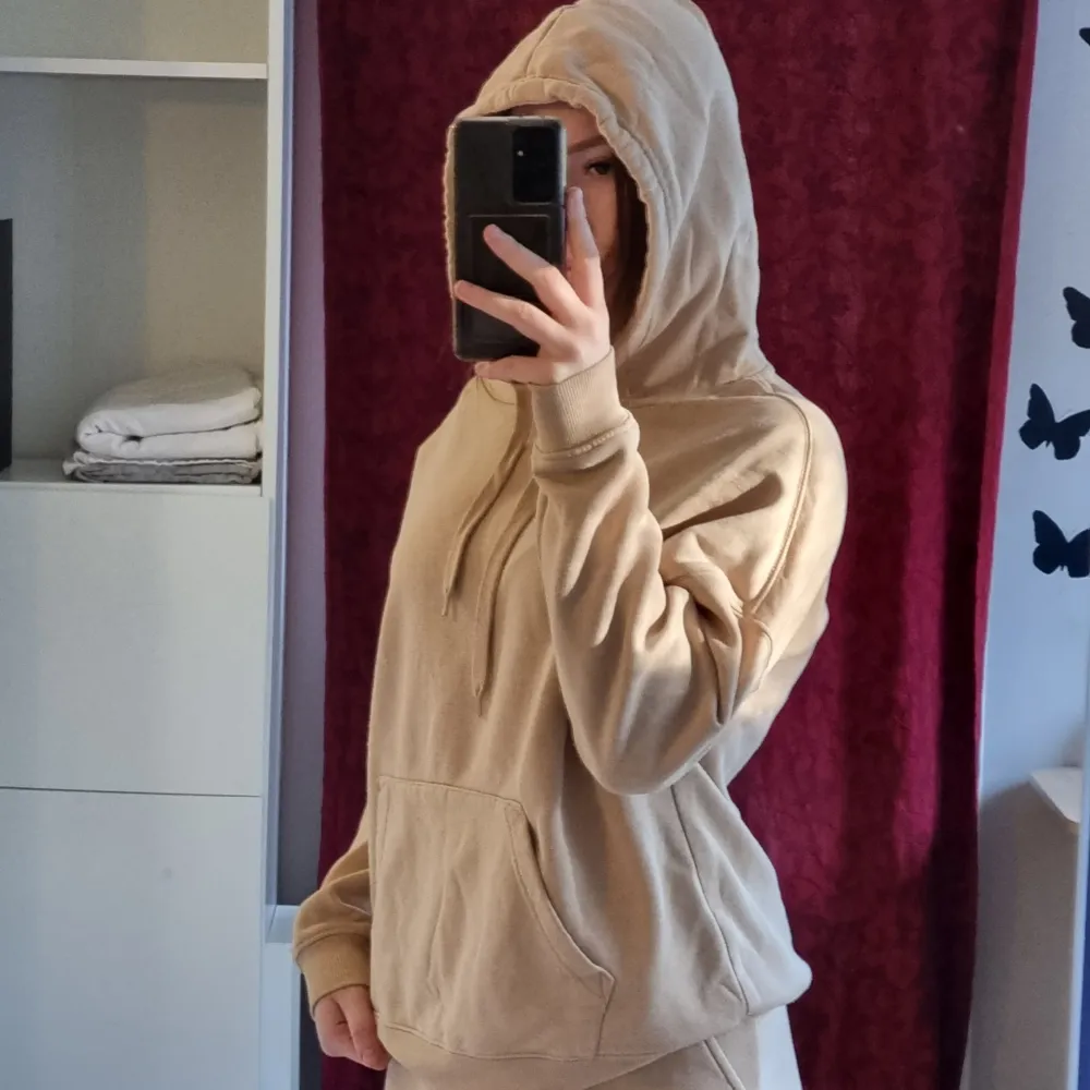 Säljer mitt beige mjukisset som inte kommer till använding, helt oanvända och i nyskick. Hoodies.