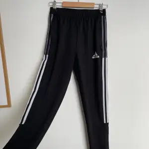 Adidasbyxor i storlek 146/152 om jag skulle gissa rätt. DM för fler bilder