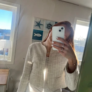 Kofta - Säljer denna gulliga koftan då den inte kommer till användning längre!