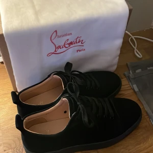Christian Louboutin - Säljer dessa snygga svarta loubsen utan spikar i strl(42), skick 9/10 inga skador på dem utan bara lite slitna under på sulan, Hör gärna av dig vid frågor eller funderingar, tar byten