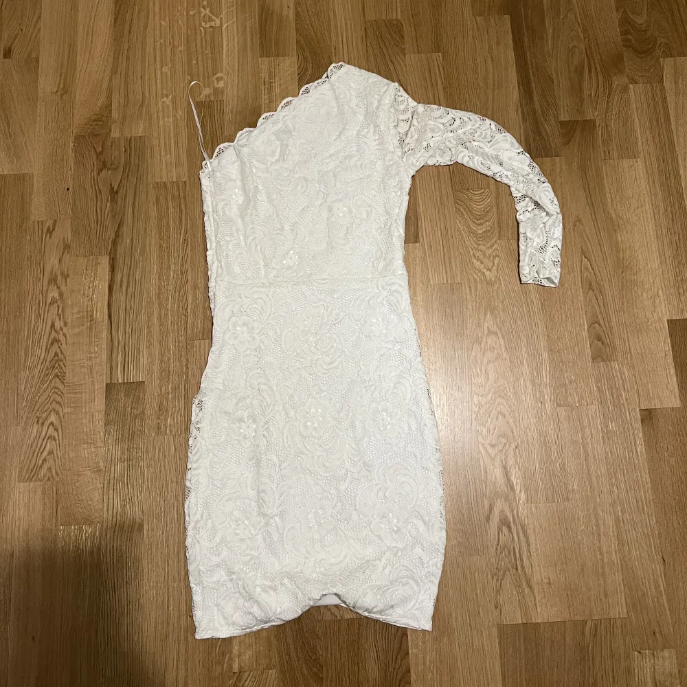En otroligt fin vit klänning med en arm, som passar perfekt till studenten. . Klänningar.