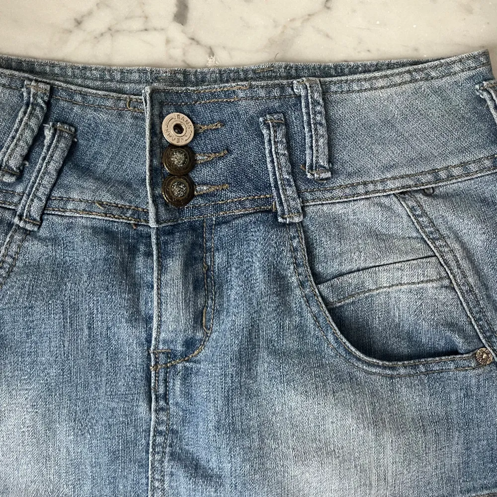 Lågmidjad jeanskjol med dragkedjor på baksidan ❤️Midjetmått:  38 cm stretchig❤️Längd fram:  28 cm❤️Längd bak: 30  cm❤️  ❤️HAR EJ BILDER PÅ❤️. Kjolar.