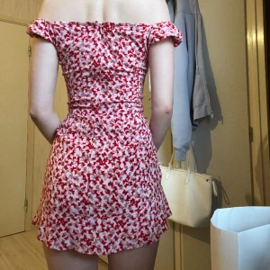 Motel rocks klänning - Säljer världens sötaste sommar klänning från Motel Rocks i storleks XS men passar även S.🌸