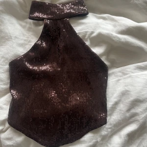 glittrig brun topp  - jätte söt brun topp från ginatricot, helt ny med prislapp, köpt för 299kr💓