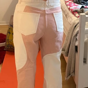 Oversized Rosa fläckiga jeans - Hög/medel midja. I bra skick. Dem är väldigt bekväma och långa i modellen.  Jag säljer dem för att de inte passar min stil. 