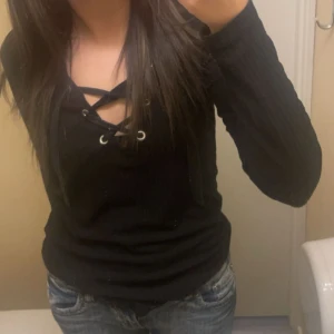 Tröja - Tröja från pieces men köpt på second hand. Står ingen storlek men skulle säga S ungefär 