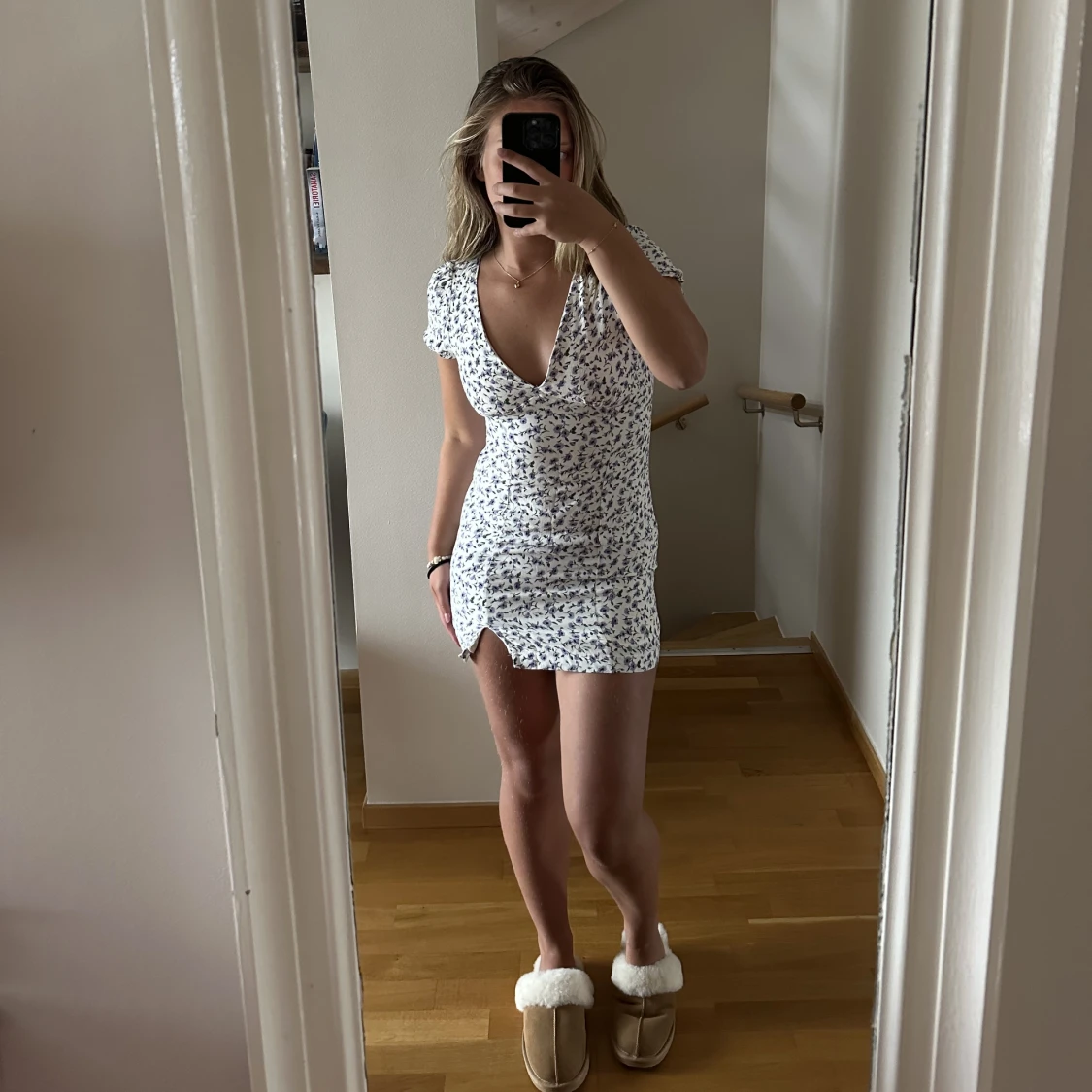 Vit blommig klänning 