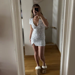 Vit blommig klänning  - Super söt klänning från pull & bear knappt använd. 💖💖