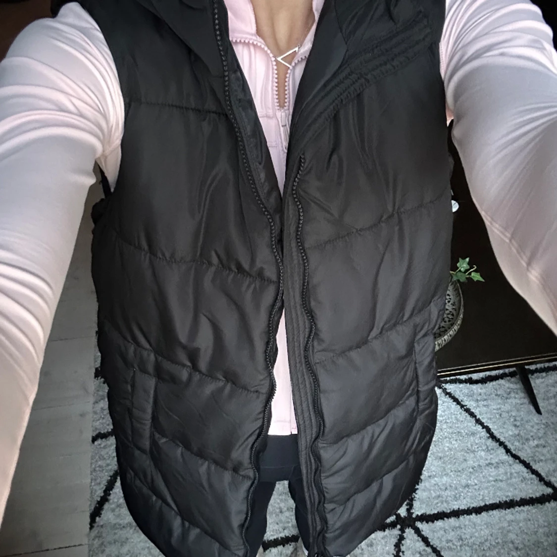 Svart dunväst  - 90