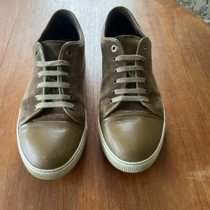 Lanvin skor - Riktigt snygga Lanvins i en unik färg. Skorna har storleken UK12, dvs 46 eu. Skicket på skorna är 8/10!