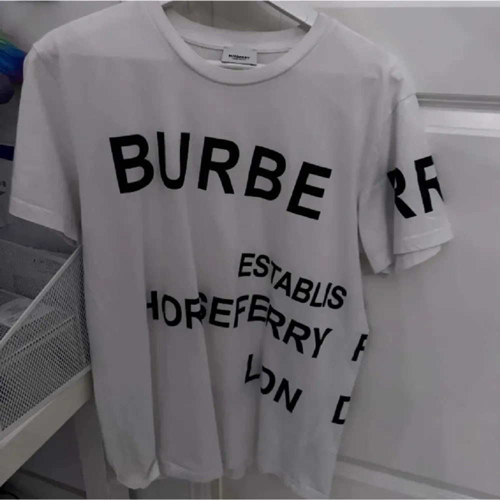 Fin burberry tröja i storlek L. Pris kan diskuteras vid snabbaffär. T-shirts.