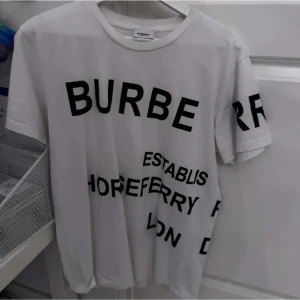 Burberry tshirt - Fin burberry tröja i storlek L. Pris kan diskuteras vid snabbaffär
