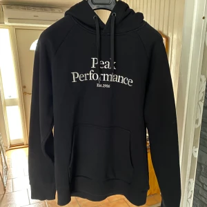 Peak performance Hoodie svart Large - Svart Peak performance hoodie i stork Large. 🔥KÖP 2 TRÖJOR OCH FÅ 200-300kr RABBATT🔥