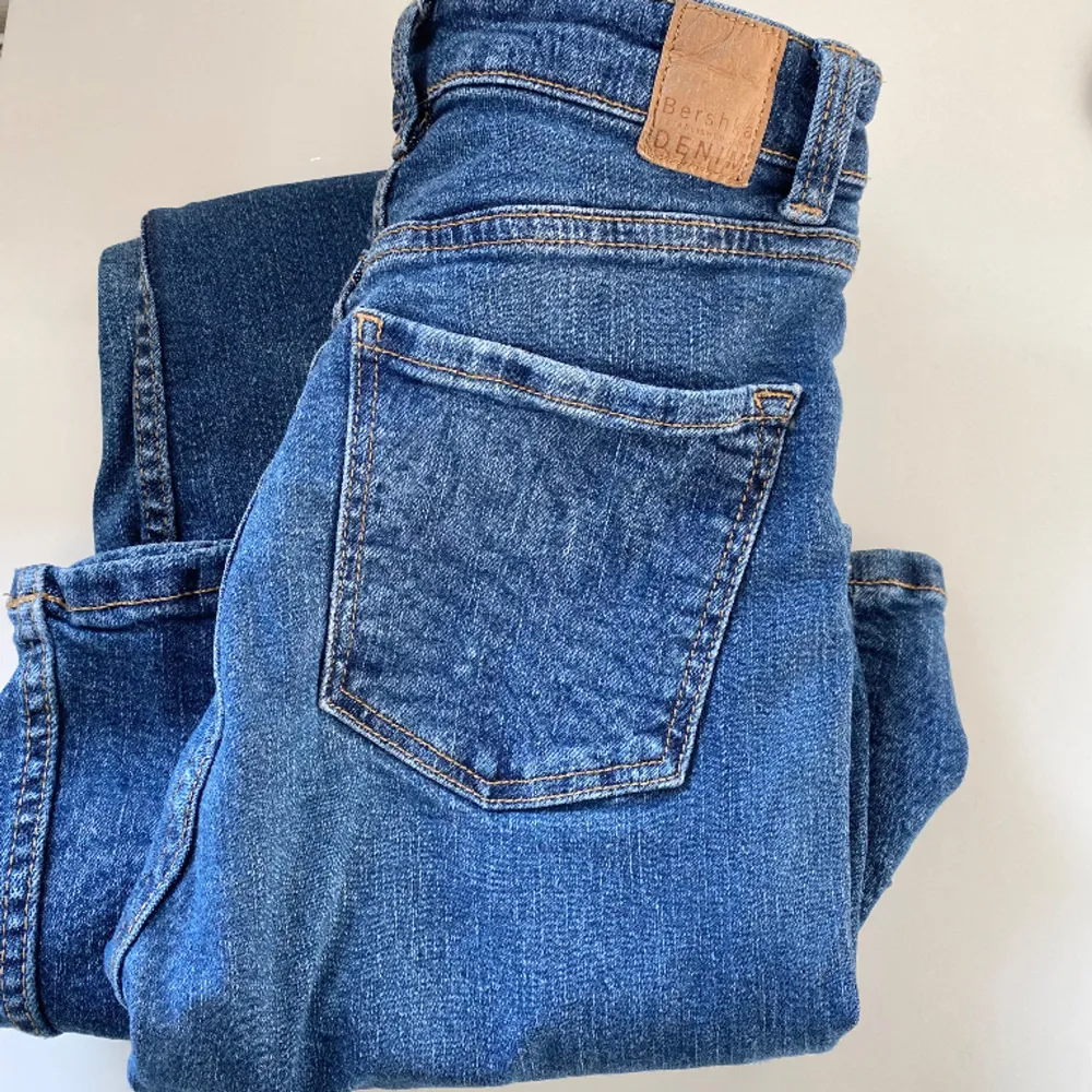 Snygga marinblåa bootcut jeans från Bershka! Fin passform.. Jeans & Byxor.