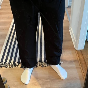 Svarta linnebyxor (50% linne 50% viskos) - Luftiga och sköna byxor till sommaren. Dom är dock väldigt små i storleken så jag skulle mer säga att dom är 32/30 än 34/32 som det står att dom är. Knappast använda vilket gör att dom är i bra skick. Skriv för mer info!!