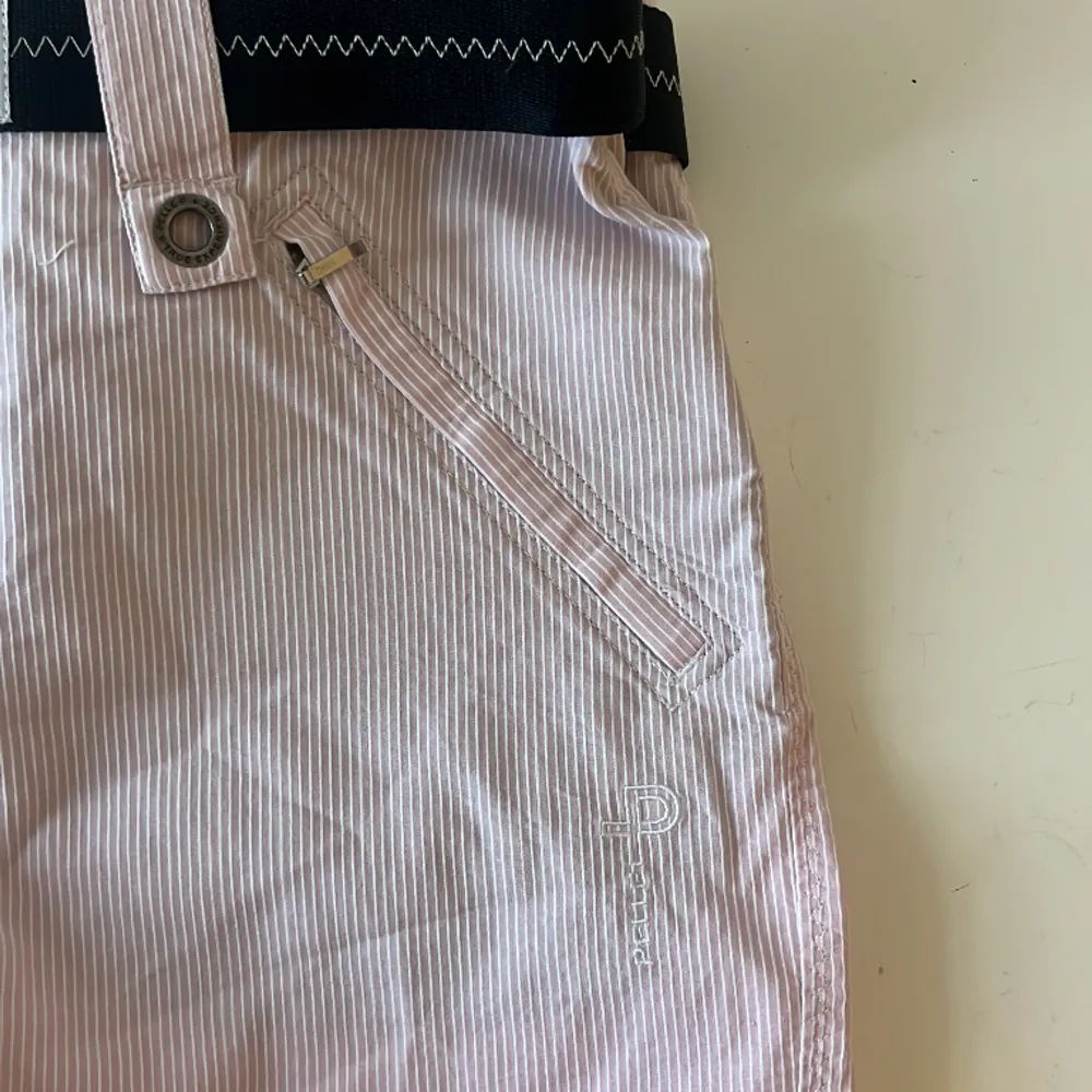 Helt oanvända Pelle P shorts!💗rosa vit randiga med blått bälte i storlek M! Nypris 900, men mitt pris är 450 kr! Kan dock diskuteras👍🏻. Shorts.