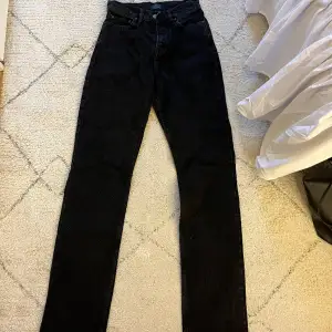 Svarta högmidjade jeans från Nelly.com. Aldrig använda🫶🏼