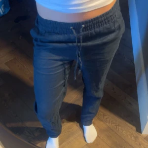 Linnebyxor  - Säljer dessa linnebyxor från hm, jag är 170 cm och dme är bra i längden☺️☺️