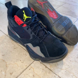 Jordan Zoom 92 - Jordan Zoom 92 i storlek 42🔥 De är i använt skick, därav priset. Medföljer ej original box. Kontakta vid minsta fråga🔔