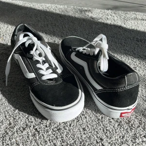 Sprillans nya Vans - Strl 37, aldrig använda. Köpta för 2 år sedan men bortglömd och nu för små…