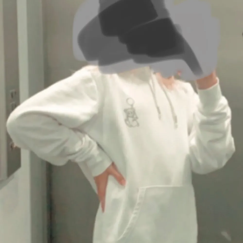 Vit basic hoodie med apa som tryck. Använd ca 3 gånger Nypris: 600 kr Passar mig perfekt som har st XS på hoodies (bilden är gammal) Väldigt fin i kvalitet, materialet osv. Speciellt då den e nästan helt oanvänd. Skriv vid fler frågor💕. Hoodies.