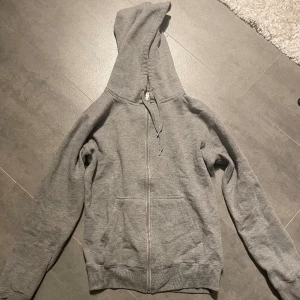 Grå hoodie - Grå tröja💞storlek xs men skulle också passa en s