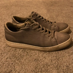 Björn Borg skor gråa - Gråa Björn Borg skor, läder material. Väldigt sköna och inte använda så mycket. Storlek 43 och 8/10 skick. Nypris 1200 säljer för 650 kr.