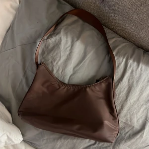 Brun väska  - Brun väska från pull & bear 