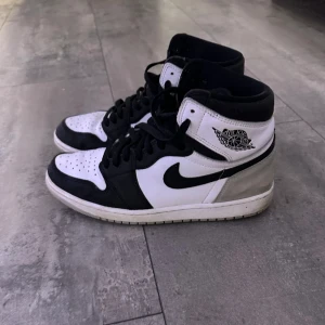 Jordan 1 Retro high og ”stage haze” - Storlek, bra skick. 