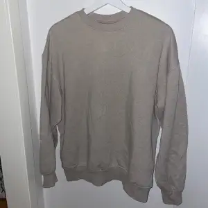 Oversize sweatshirt från HM i storlek XS, den är dock väldigt oversize så sitter som en M. Har bara använts ett fåtal gånger och har inga defekter.