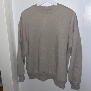 Sweatshirt  - Oversize sweatshirt från HM i storlek XS, den är dock väldigt oversize så sitter som en M. Har bara använts ett fåtal gånger och har inga defekter.