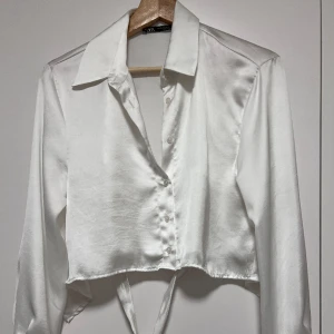 Blus från Zara - Vit blus från Zara med knytdetalj på ryggen. Aldrig använd, med prislapp.