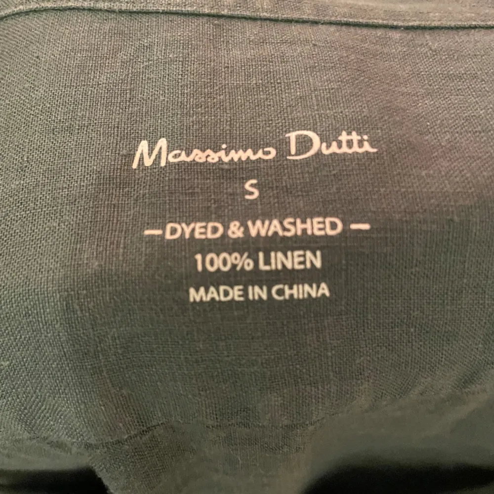 Säljer min oanvända Massimodutti linneskjorta i storlek S  Färg mörkgrön  100% linne. Skjortor.