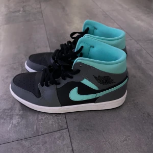 Jordan 1 Mid - Nytt skick, storlek 43