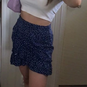 Kjol  - Mörkblå med små vita prickar och några mindre synliga volanger på sidorna som korsar 💙🫶🏼