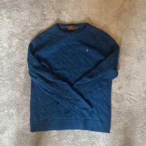 Morris crewneck - Säljer nu denna Morris tröja i kabelstickat material. Tröjan i väldigt bra skick och har inga skavanker eller liknande! Hör av dig vid minsta fundering!