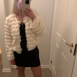 Kofta  - Kofta/vårjacka i ljusbeige färg, passar xs-m💞