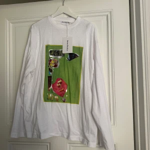 Ny Acne-tröja med prislapp - Storlek XS men passar absolut upp till M. Oversized fit. Helt ny med prislapp. 