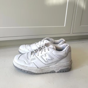 New Balance 550 - Vita New Balance 550 i storlek 38. Använda ett fåtal gånger men utan tydliga tecken på användning. Nypris: ca 1300kr.