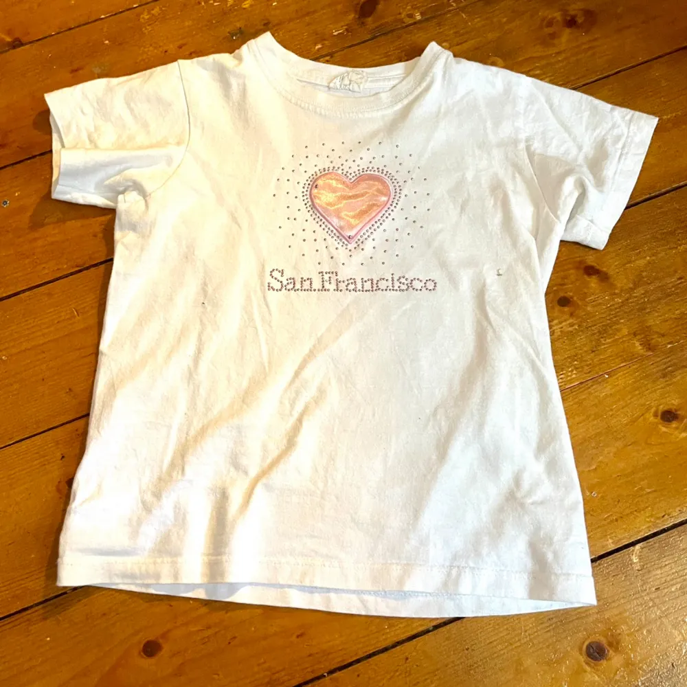 Mega söt baby-t med rhinestones och broderi 🎀köpt second hand, inga defekter. Använd gärna köp nu 🫵. T-shirts.
