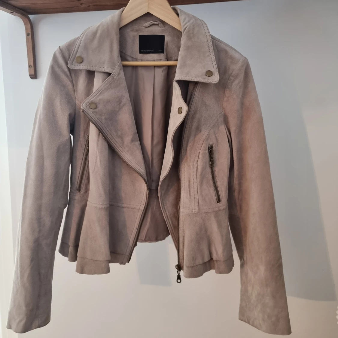 Ljusbeige jacka i mockaimitation