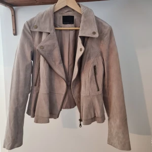 Ljusbeige jacka i mockaimitation - Använd 1 gång.