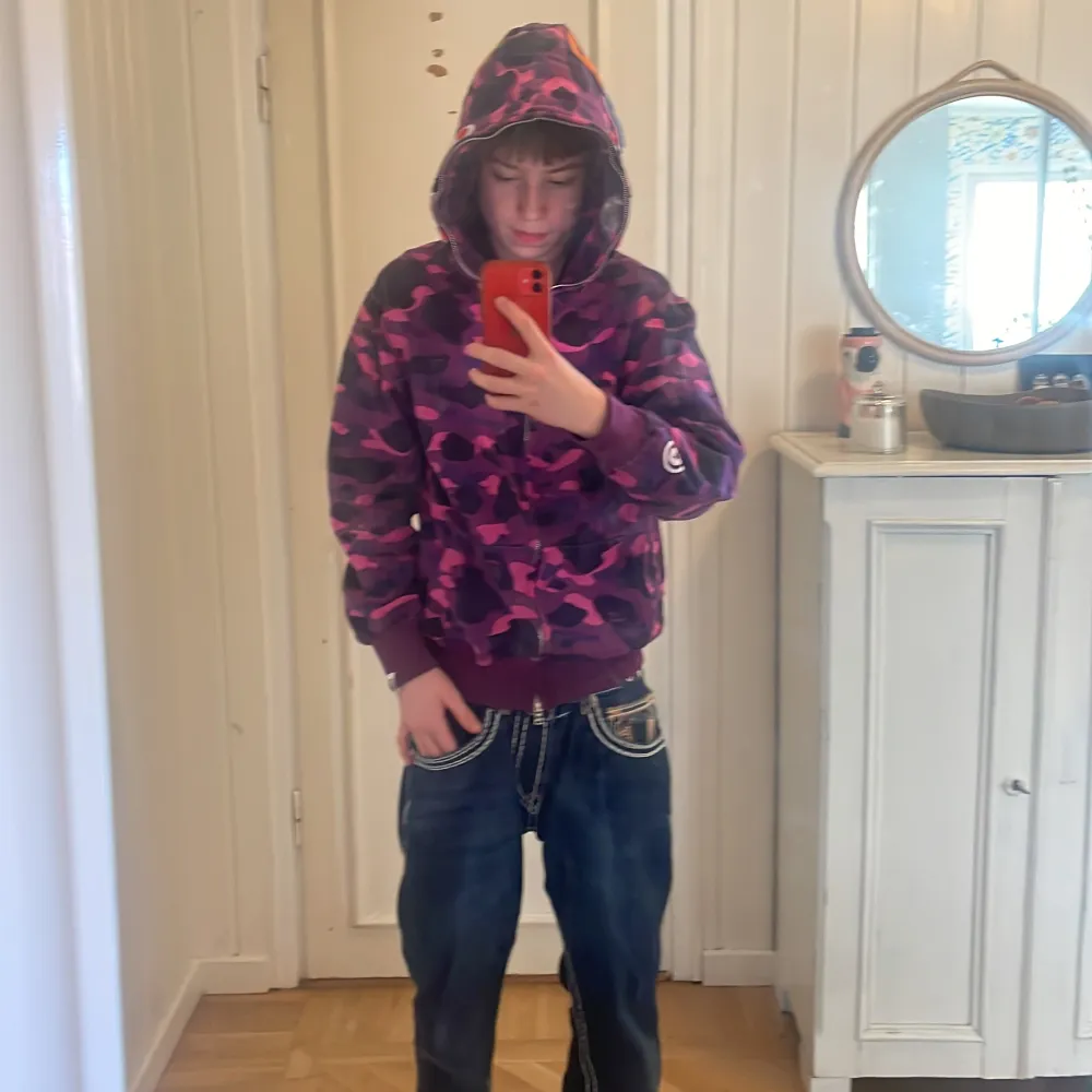 Bape hoddie.  Säljer min äkta bape hoodie i storlek S. Säljs billigt då jag behöver pengar och har tröttnat lite på den. Fick den i julas,  9/10 skick. Köparen står för frakten.. Hoodies.