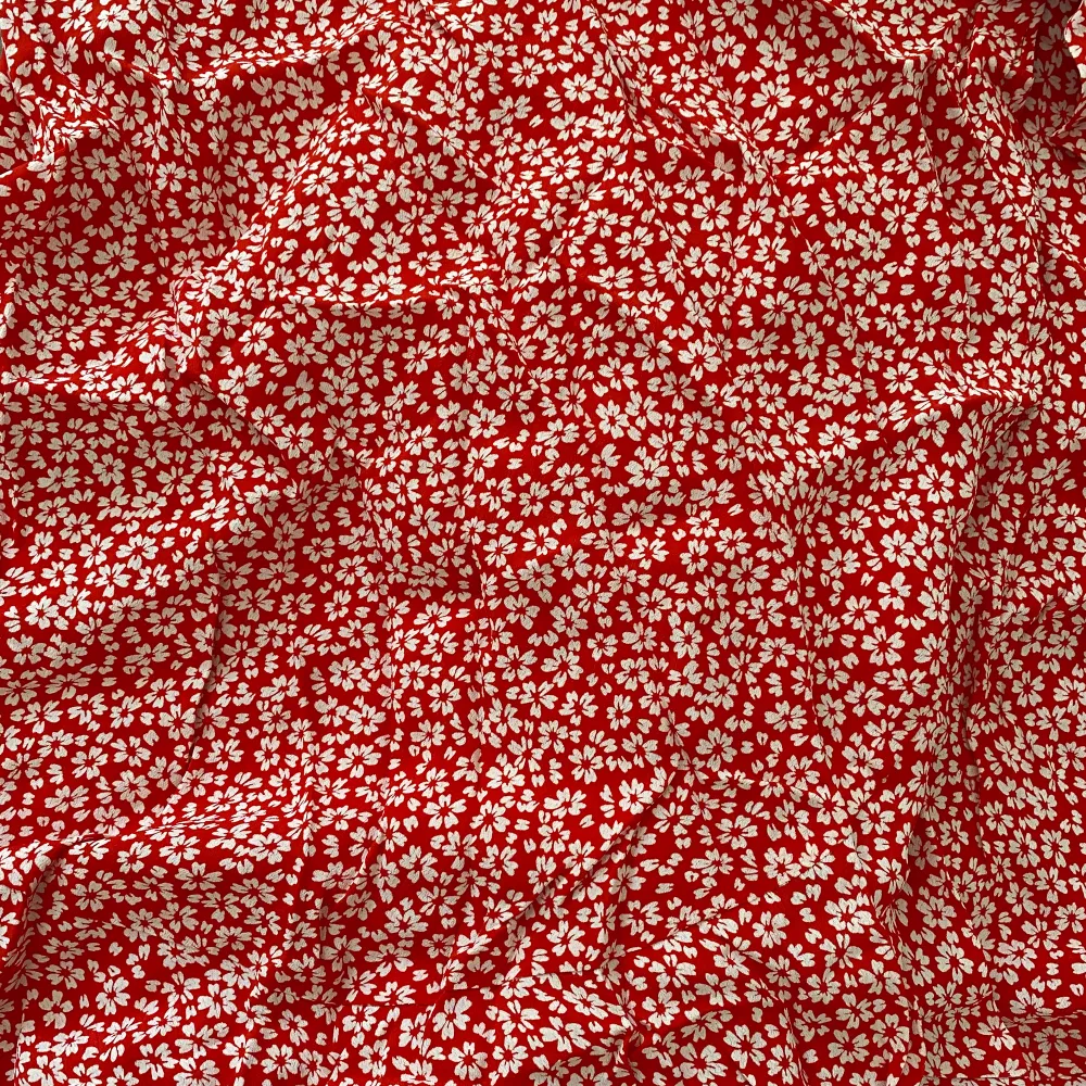 Röd/vit blommig kjol med knytning i sidan i storlek M men passar även S🤍 Helt oanvänd. Kjolar.