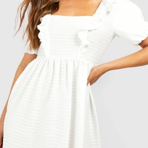 Student klänning/skolavslutnings klänning  - Helt oanvänd med prislapp kvar, köpte den från boohoo  i storlek 38🩷